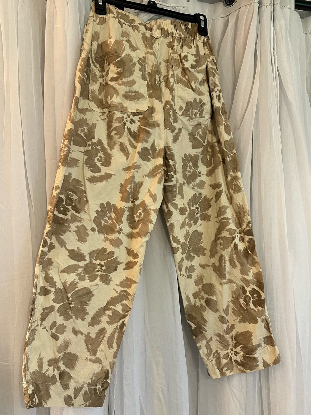 Democracy Beige Floral Cropped Pants - Picture 4 of 6